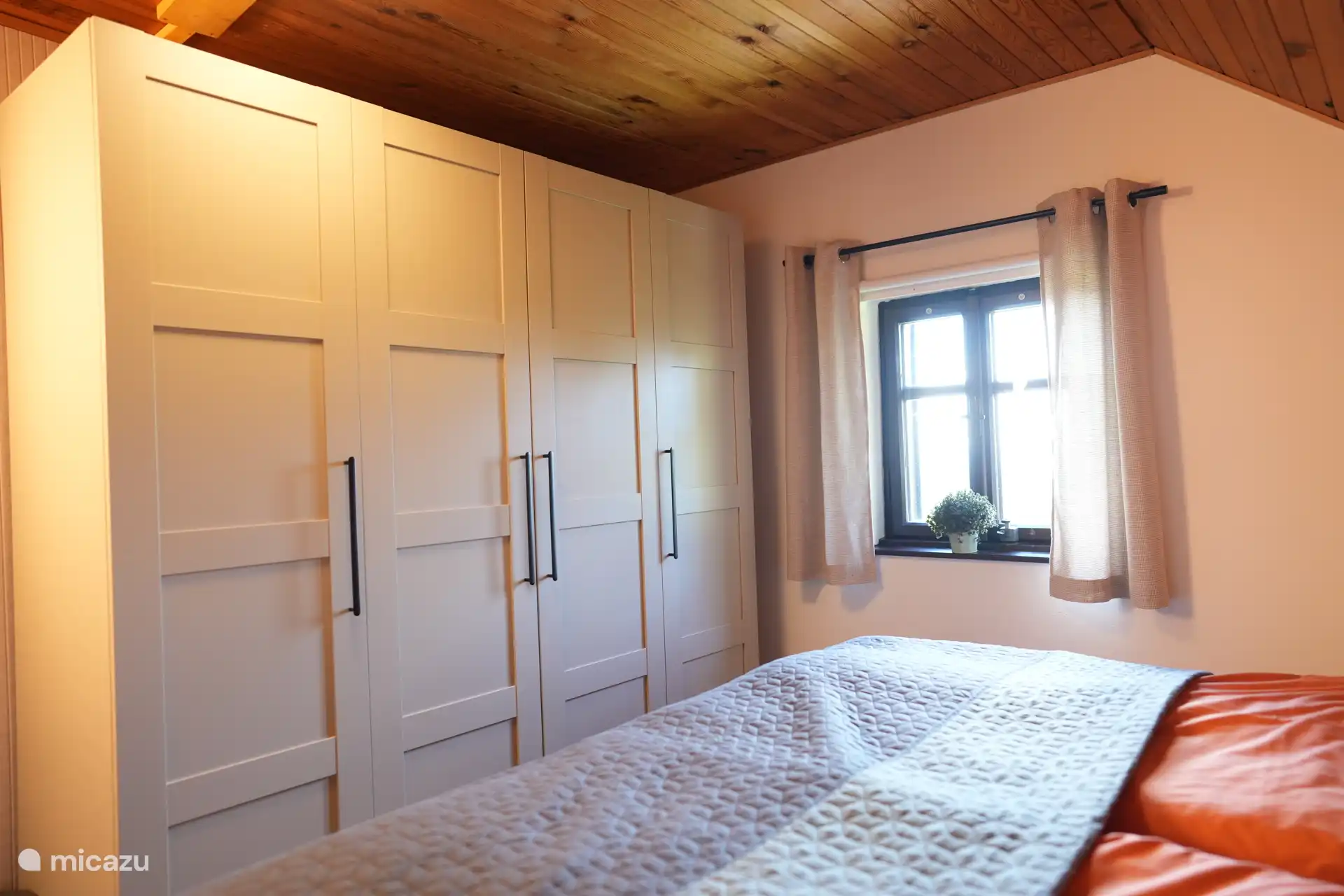 die Schränke im 2-Personen-Schlafzimmer