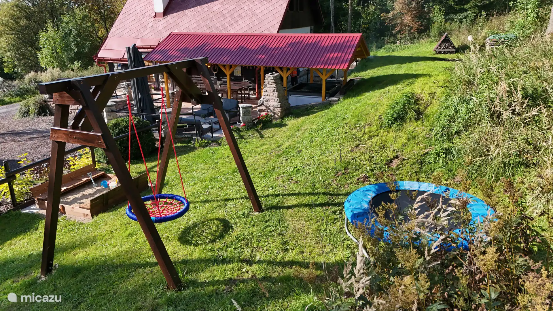 Die Schaukel, das Trampolin und der Sandkasten machen das Haus komplett für Familien, die ihren Urlaub bei uns verbringen möchten. Direkt von der Terrasse aus haben Sie einen Blick auf Ihre spielenden Kinder