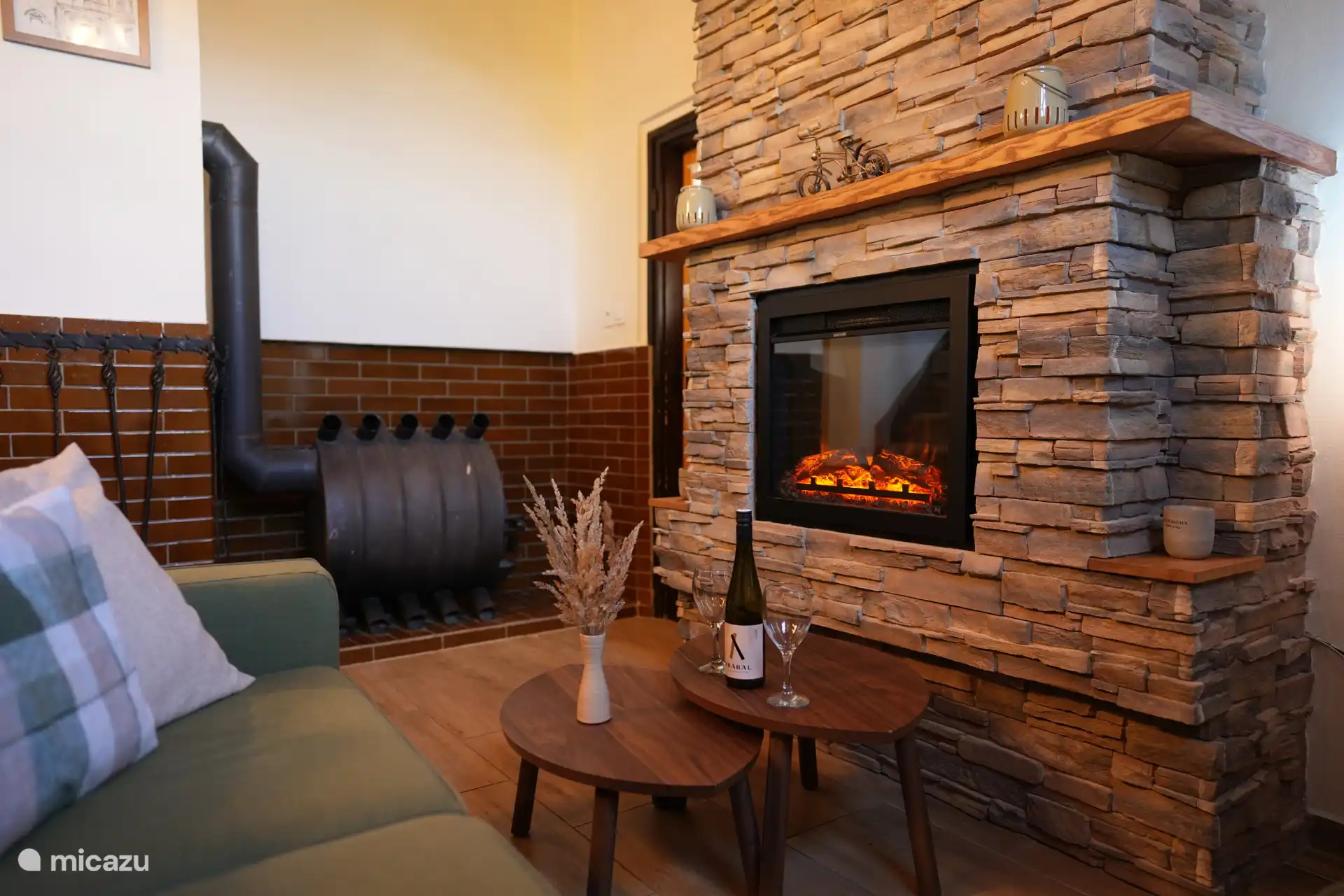 Gemütliche Sitzecke, perfekt, um ein Glas Wein zu öffnen und den elektrischen Kamin mit einem Snack und einem Gespräch zu genießen