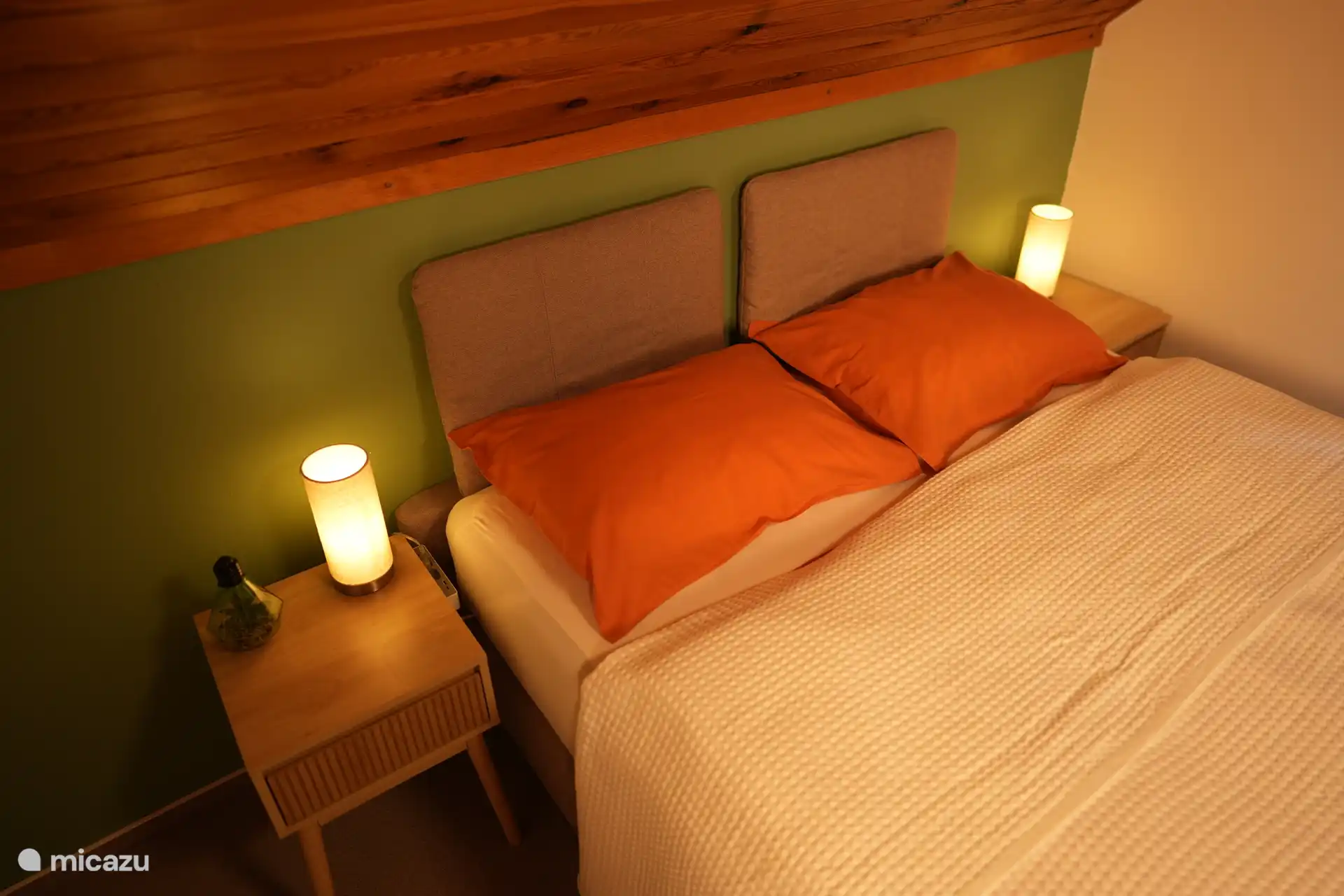 Gemachte Betten warten auf Sie. Dies ist ein Zimmer für 2 Personen mit einem Boxspringbett für 2 Personen