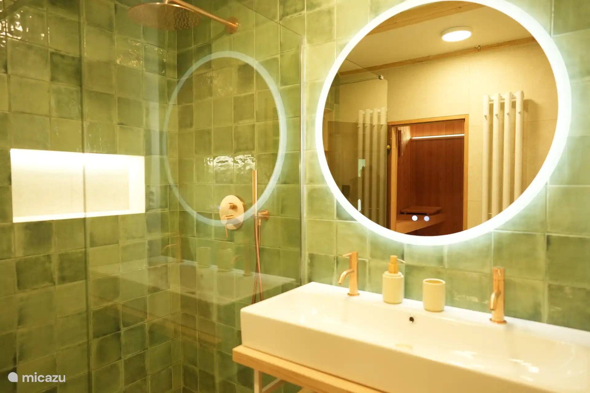 Ein 2. Badezimmer neben der Sauna mit Doppelwaschbecken und ebenerdiger Dusche. Duschen Sie direkt aus der Sauna oder mit einer großen Gruppe, es gibt viel Platz zum Duschen