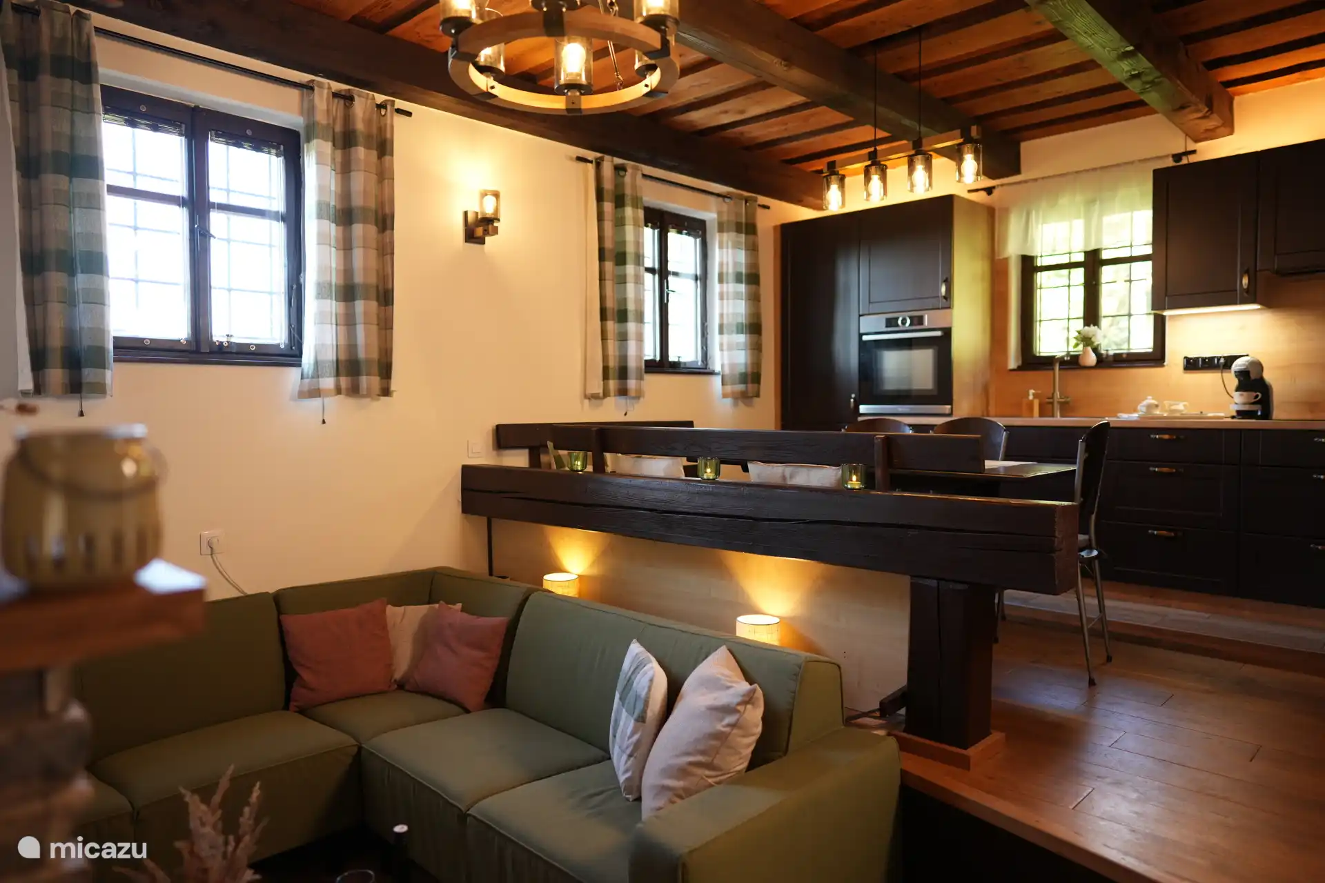 Eine Übersicht über die Sitzecke und den Essbereich mit Küche