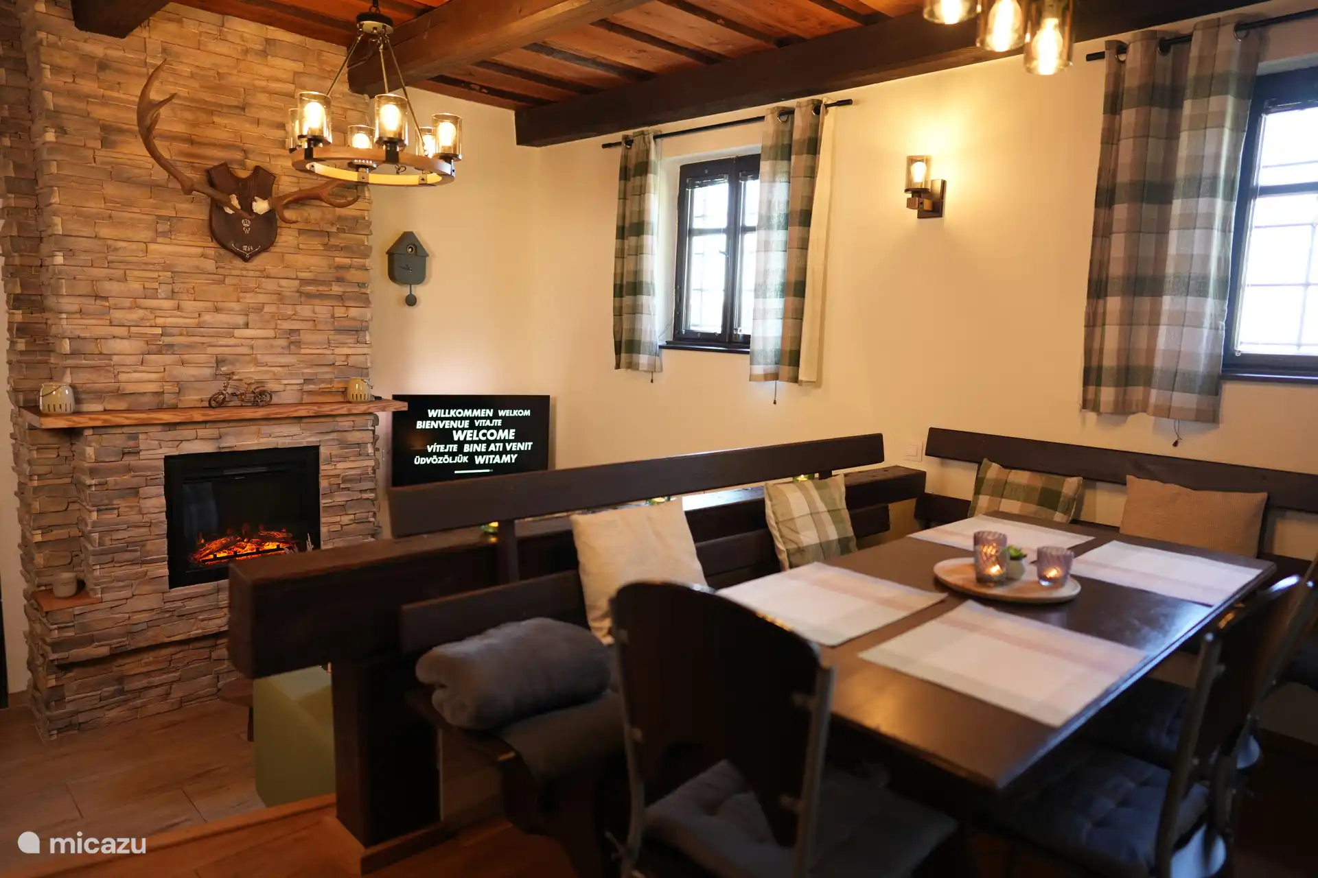 ein schöner Kamin, aber das Haus komplett mit einem warmen Gefühl