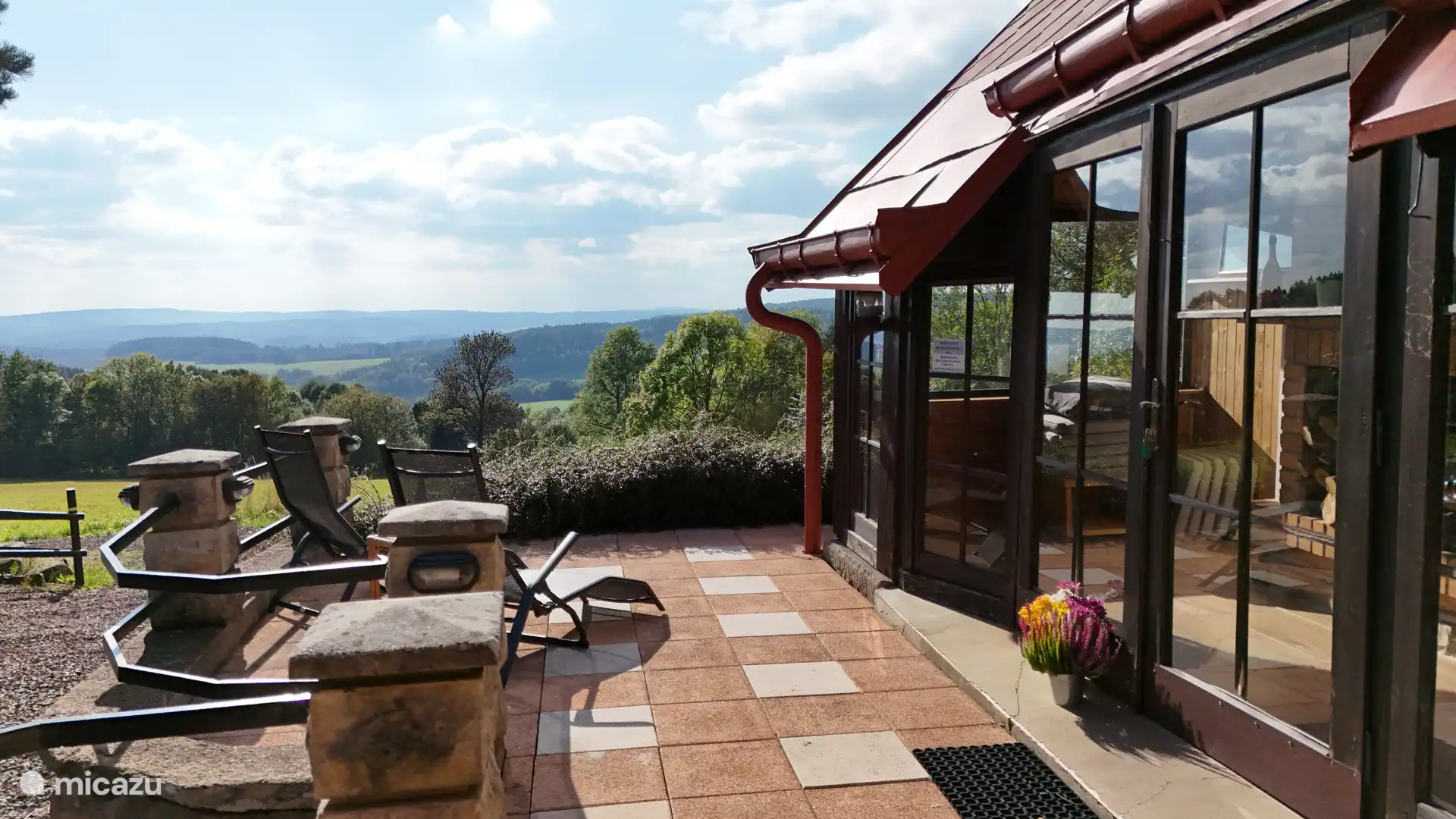 Genießen Sie nach einem langen Tag mit Wandern, Radfahren oder anderen Aktivitäten unsere Liegestühle und genießen Sie die schöne Aussicht bei einem Getränk