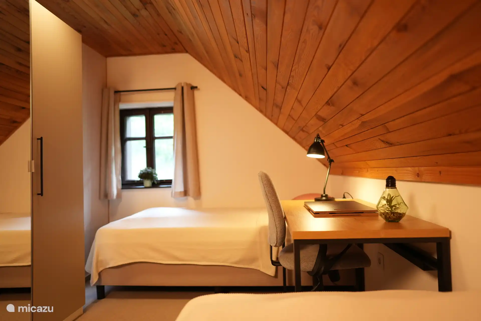 Eines der vier Schlafzimmer mit 2 separaten Boxspringbetten. Genügend Stauraum und die Möglichkeit, bei Bedarf am Laptop zu arbeiten