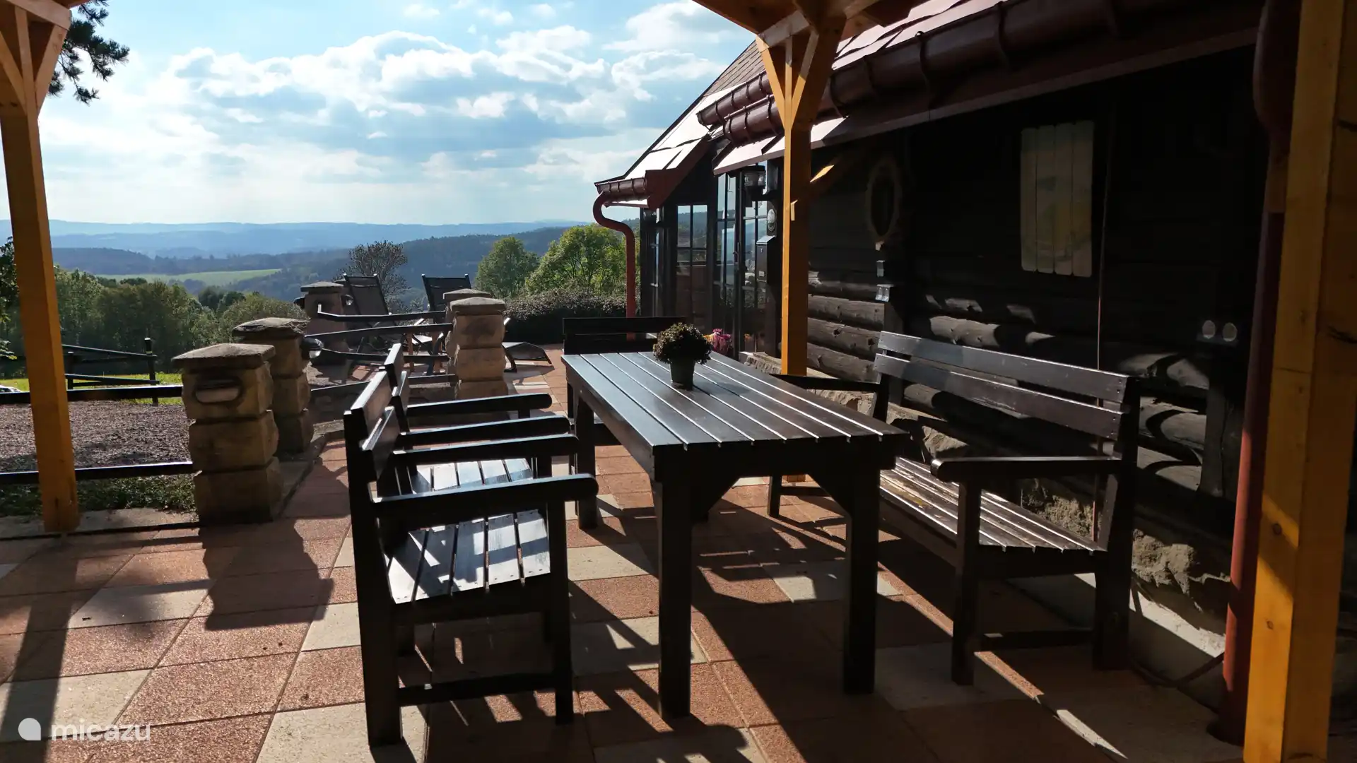Genießen Sie Frühstück, Mittag- oder Abendessen auf der Terrasse mit schöner Aussicht