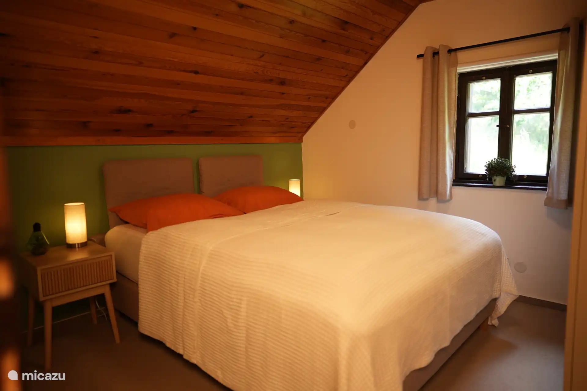 Genießen Sie ein ruhiges, aber natürliches Zimmer und genießen Sie die waldreiche Umgebung, während Sie aus dem Fenster schauen