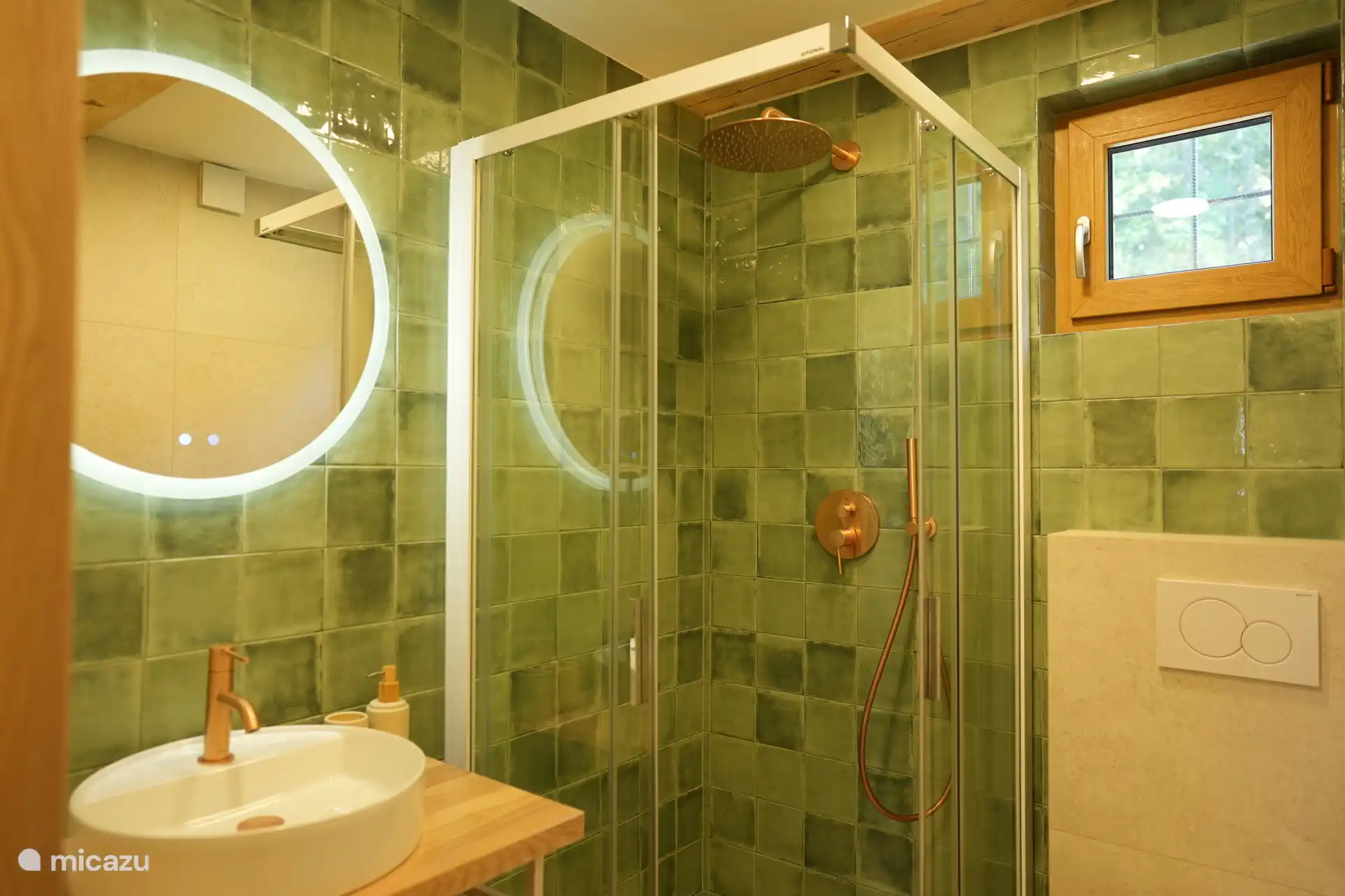 Badezimmer mit WC und Waschbecken. Das Badezimmer wurde im Frühjahr 2025 komplett renoviert.