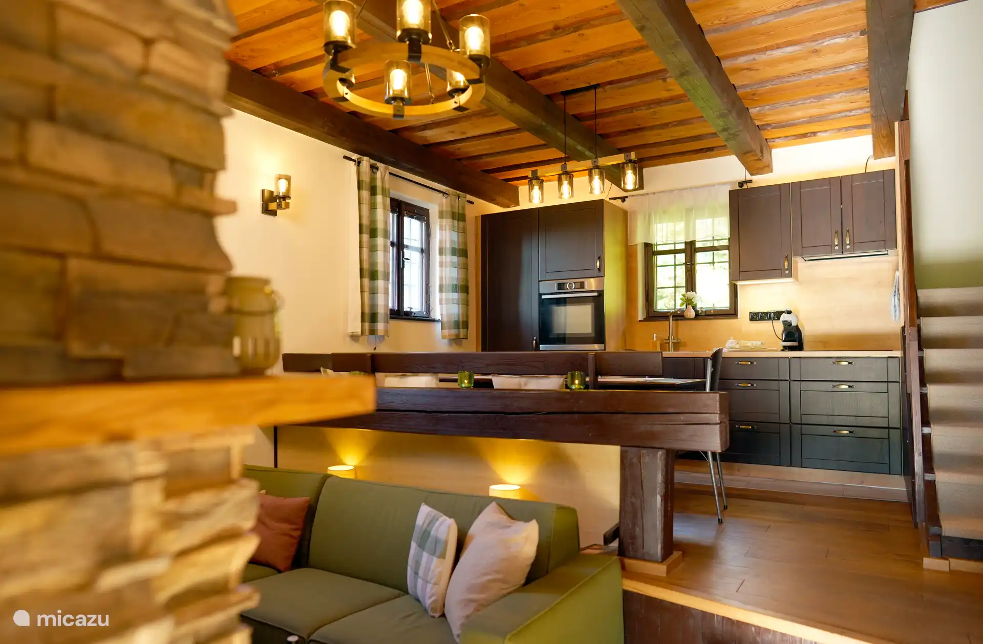 Die moderne Küche (neu ab April '23) mit gemütlichem Esstisch. Perfekt ausgestattet, um gemeinsam zu kochen und köstliche Mahlzeiten in einer attraktiven Umgebung zu genießen.