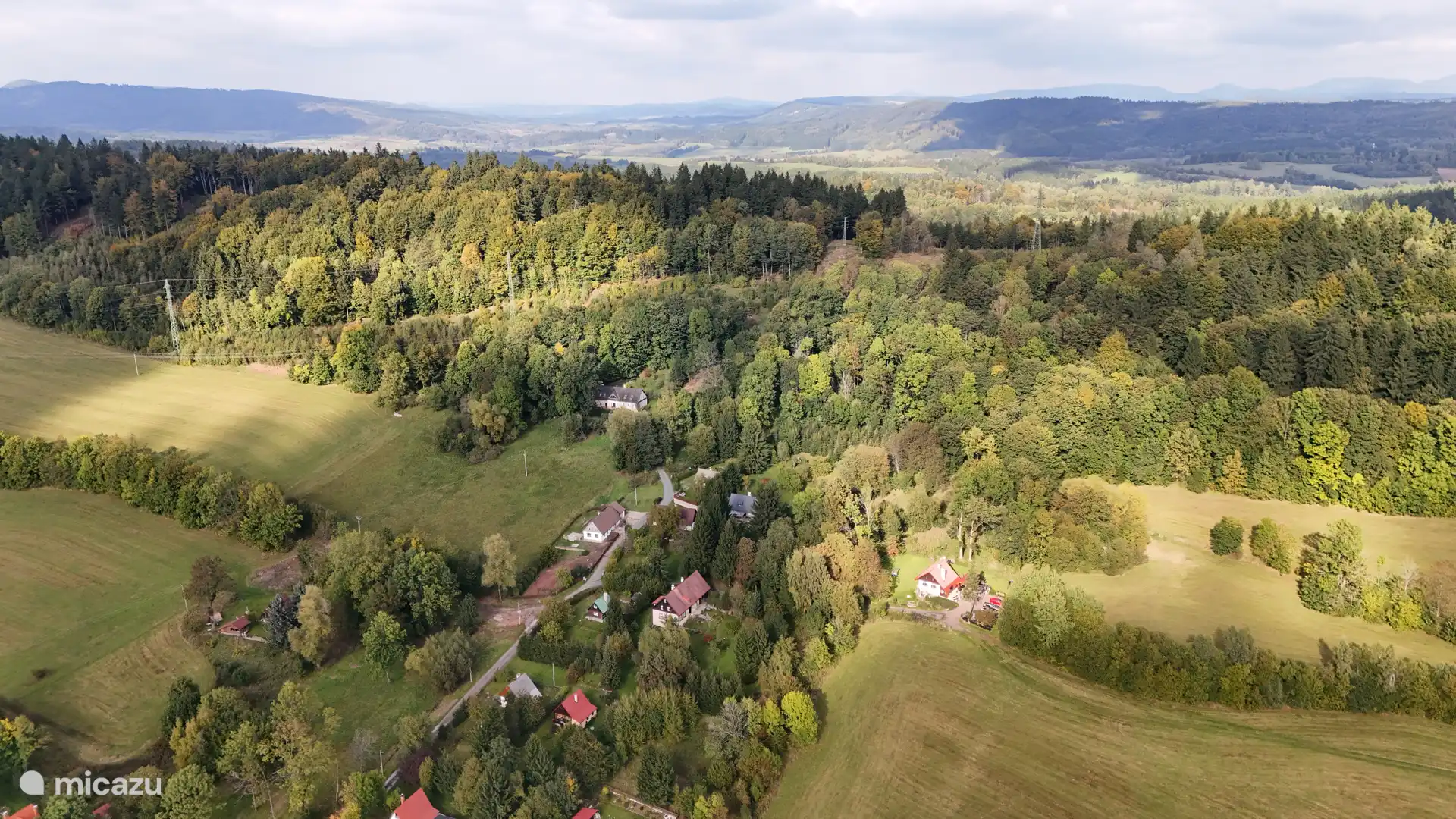 Das Ferienhaus Marianne befindet sich völlig frei am oberen Ende des Dorfes und ist das letzte Zuhause von Markousovice. Dies bietet viel Privatsphäre und um die natürliche Umgebung und die Tiere zu genießen