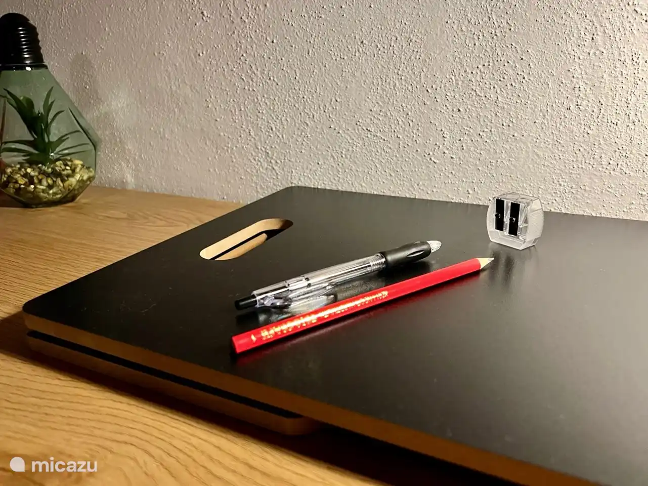 Der Arbeitsplatz ist mit einem praktischen Laptopständer ausgestattet, mit dem Sie während Ihres Aufenthalts ergonomisch und bequem arbeiten können.