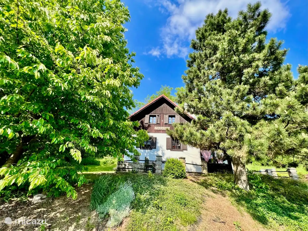Vorderansicht von Huize Marianne, einem attraktiven Ferienhaus im Riesengebirge der Tschechischen Republik. In der Nähe der größeren Stadt Trutnov gelegen, bietet dieses charakteristische Haus die ideale Kombination aus Entspannung, Wellness mit Sauna und Whirlpool und Abenteuer in der Natur.