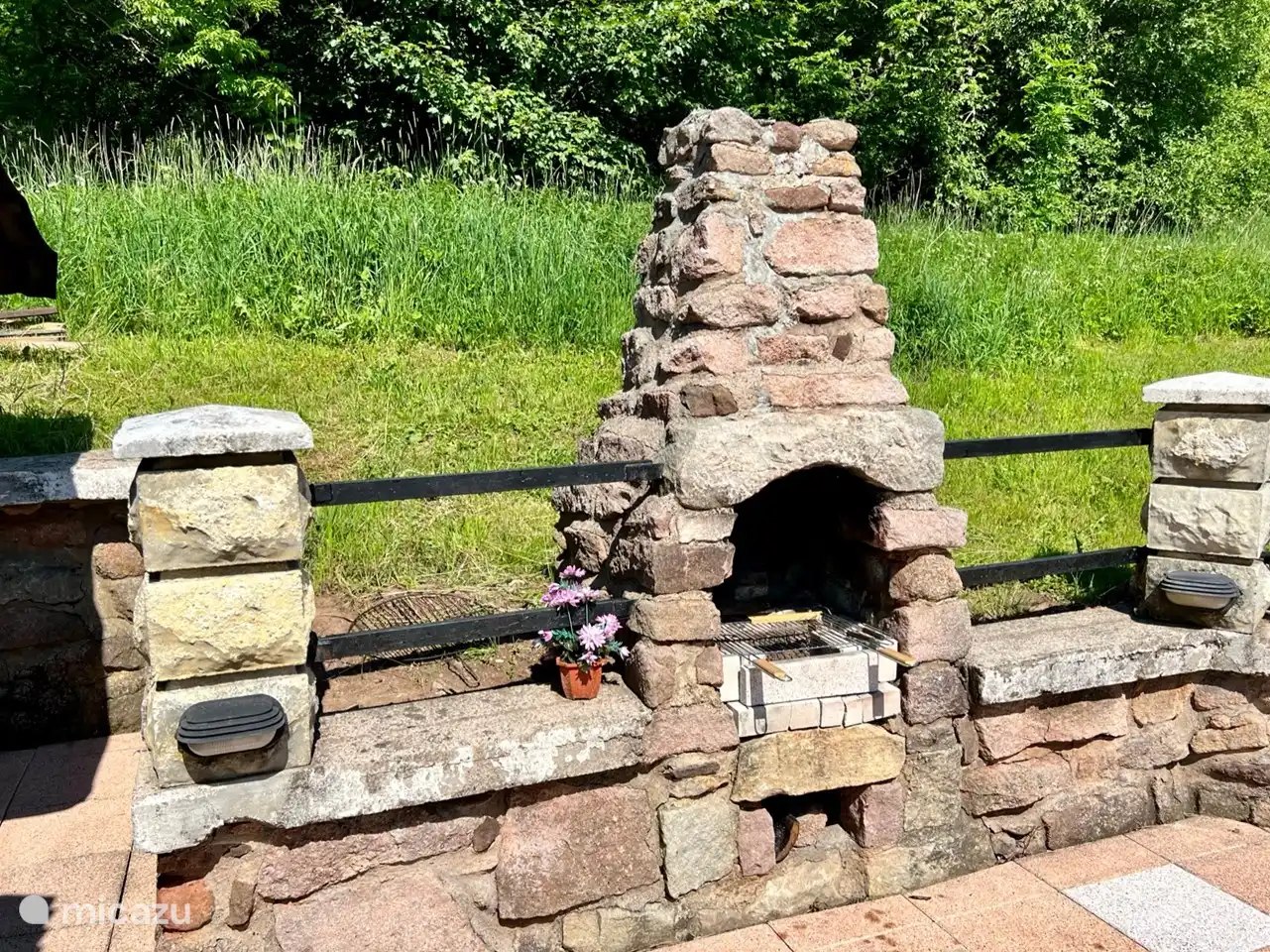 Genießen Sie stimmungsvolle Abende mit dem verfügbaren Grill. Perfekt für ein gemütliches Essen unter freiem Himmel, umgeben von der Ruhe und Natur des Riesengebirges.