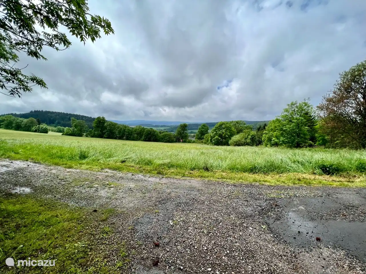 Freier Blick über die Natur von dieser charmanten Ferienvilla, dem letzten Haus im Dorf. Ursprünglich ein Jagdhaus mit charakteristischen Details, die sowohl innen als auch außen sichtbar sind. Ein einzigartiger Ort zum Entspannen.