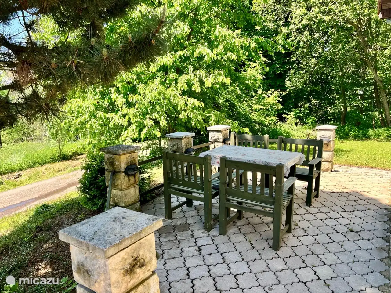 Genießen Sie den schönen Blick auf das Tal von der Sitzecke an der Vorderseite des Hauses. Ein idealer Ort, um sich bei einer Tasse Kaffee oder einem guten Buch zu entspannen und dabei die ruhige Umgebung zu genießen.