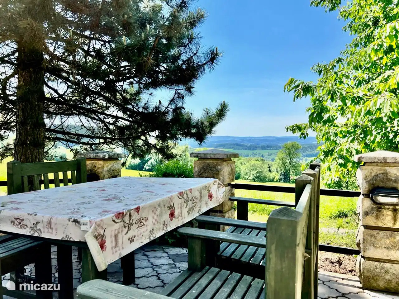 Atemberaubender Blick auf Berge und Täler von den Vordersitzen unseres charaktervollen ehemaligen Jagdschlosses. Genießen Sie den Panoramablick und die Ruhe der Natur direkt vor der Haustür.