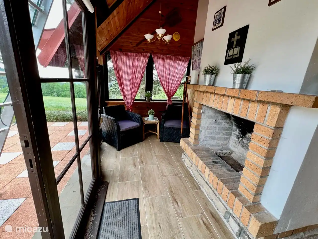 Der Wintergarten mit völlig freiem Blick in die Natur ist das letzte Haus auf dem Berg am Waldrand. 