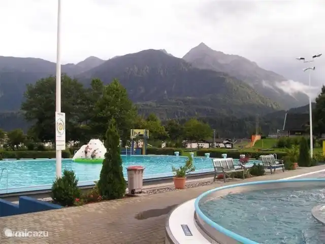 Chalet Kötschach en Austria, Carintia, Kötschach-Mauthen - casa vacacional También en Kötschach, no lejos de la cabaña, una hermosa piscina al aire libre / cubierta con área para tomar el sol y una vista de las hermosas montañas.