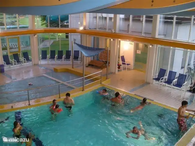 Chalet Kötschach en Austria, Carintia, Kötschach-Mauthen - casa vacacional También en Kötschach, no lejos de la cabaña, una hermosa piscina al aire libre / cubierta con área para tomar el sol y una vista de las hermosas montañas.