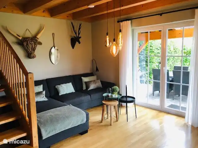 Chalet Kötschach en Austria, Carintia, Kötschach-Mauthen - casa vacacional La acogedora y espaciosa sala de estar cómoda con una otomana adicional ofrece suficiente espacio para 4 a 6 personas.
