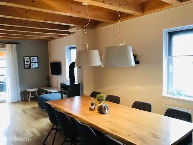 Chalet Kötschach en Austria, Carintia, Kötschach-Mauthen - casa vacacional Un amplio comedor para ocho comensales donde disfrutar de una buena comida por la noche y por la mañana.