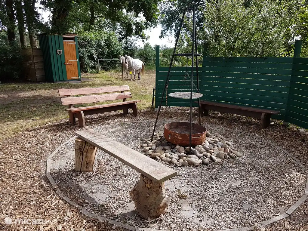 Die Feuerstelle im Garten. Für lange angenehme Sommerabende.