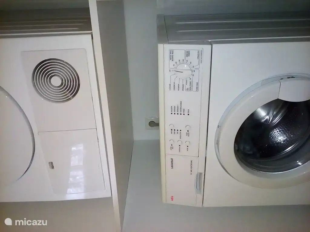 Eine Waschmaschine und Trockner stehen zur Verfügung.