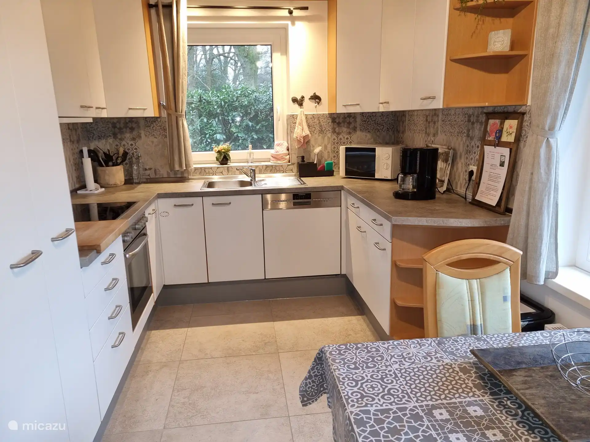 Die Küche mit viel Platz für Ihre Lebensmittel. Die Küche ist mit Kühlschrank, Mikrowelle, Geschirrspüler, Backofen, Elektroherd und Dunstabzugshaube ausgestattet. Viel Stauraum mit natürlich viel Geschirr und Einrichtungsgegenständen. 
