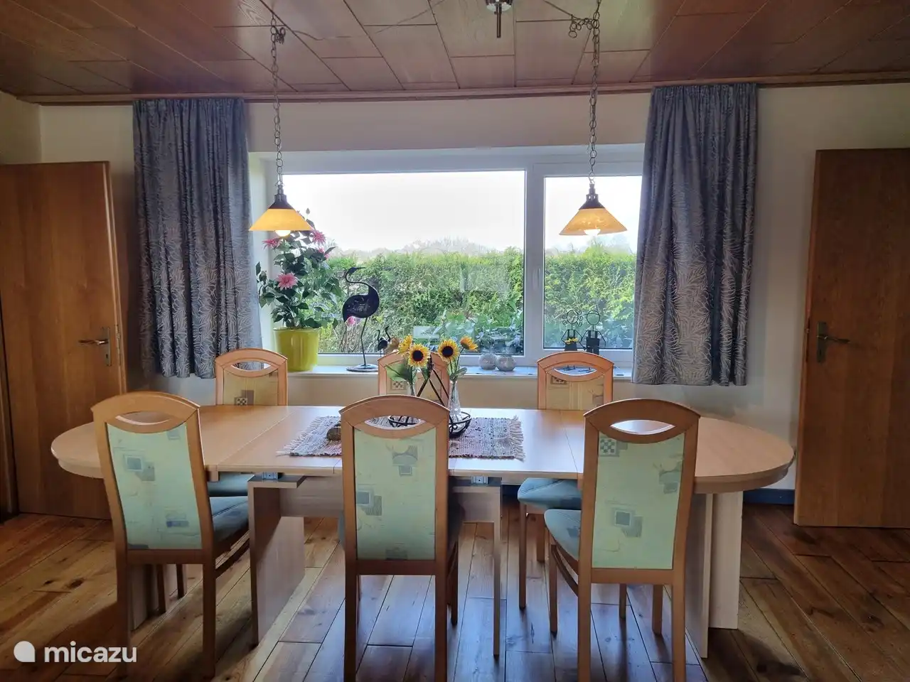 Der Esstisch. Es lässt sich um einiges erweitern, sodass 12 Personen problemlos Platz finden.