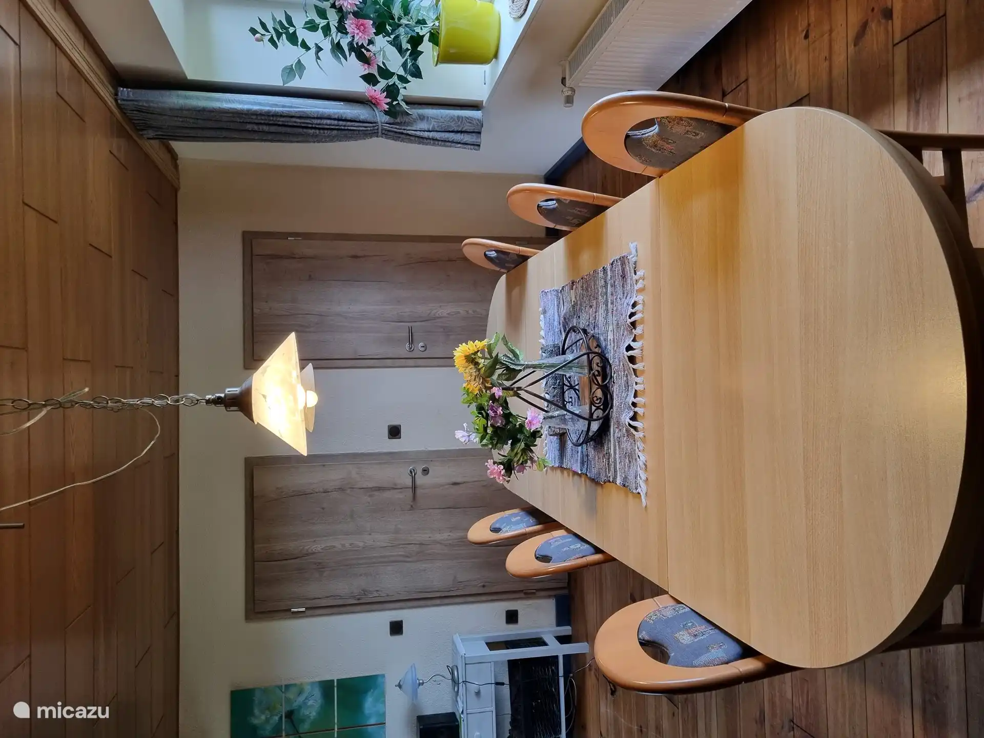 Flur, Küche und Ess-/Wohnzimmer.