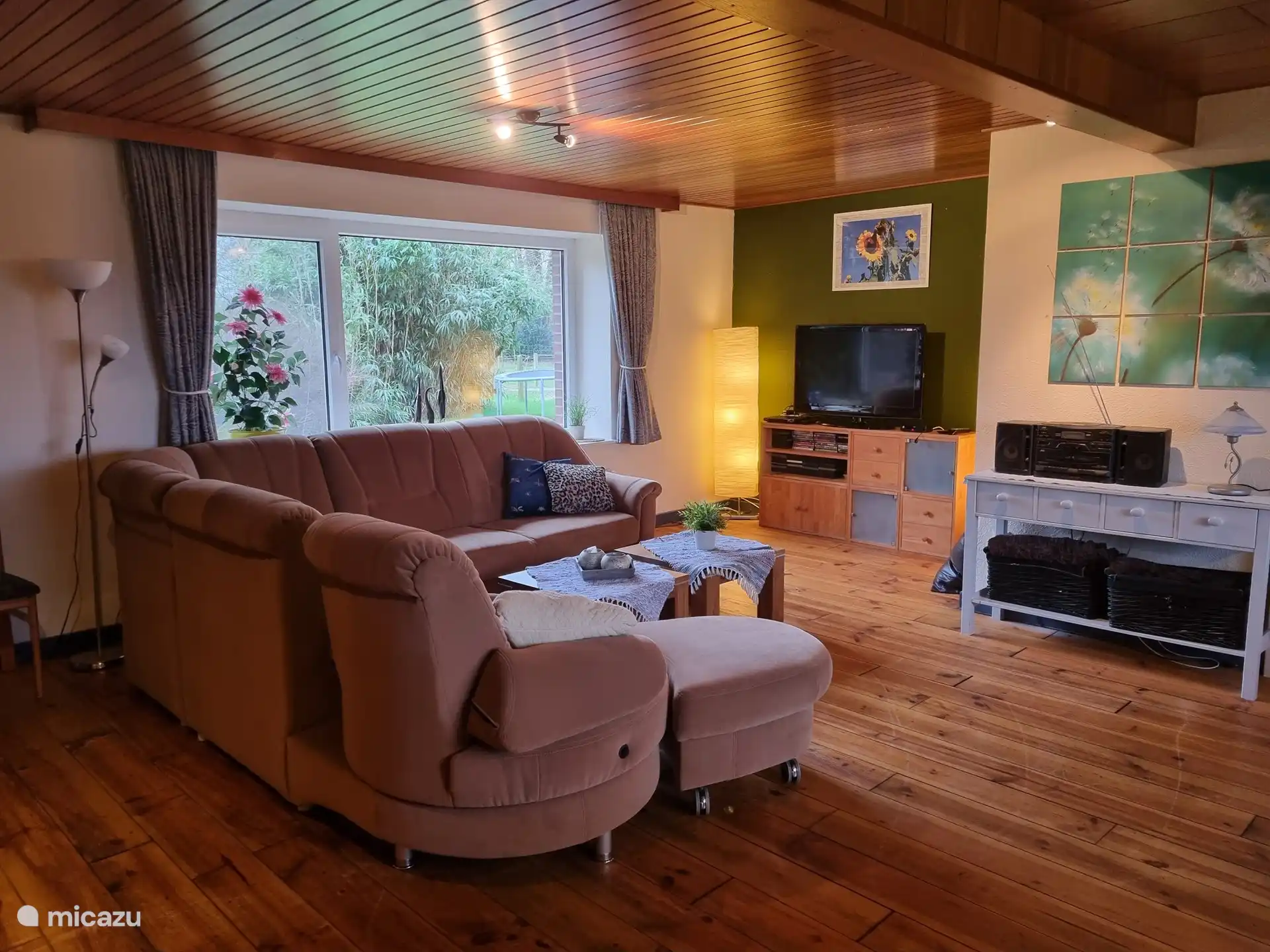 Das gemütliche Wohnzimmer mit Sat-TV, DVD-Player und Canal Digital