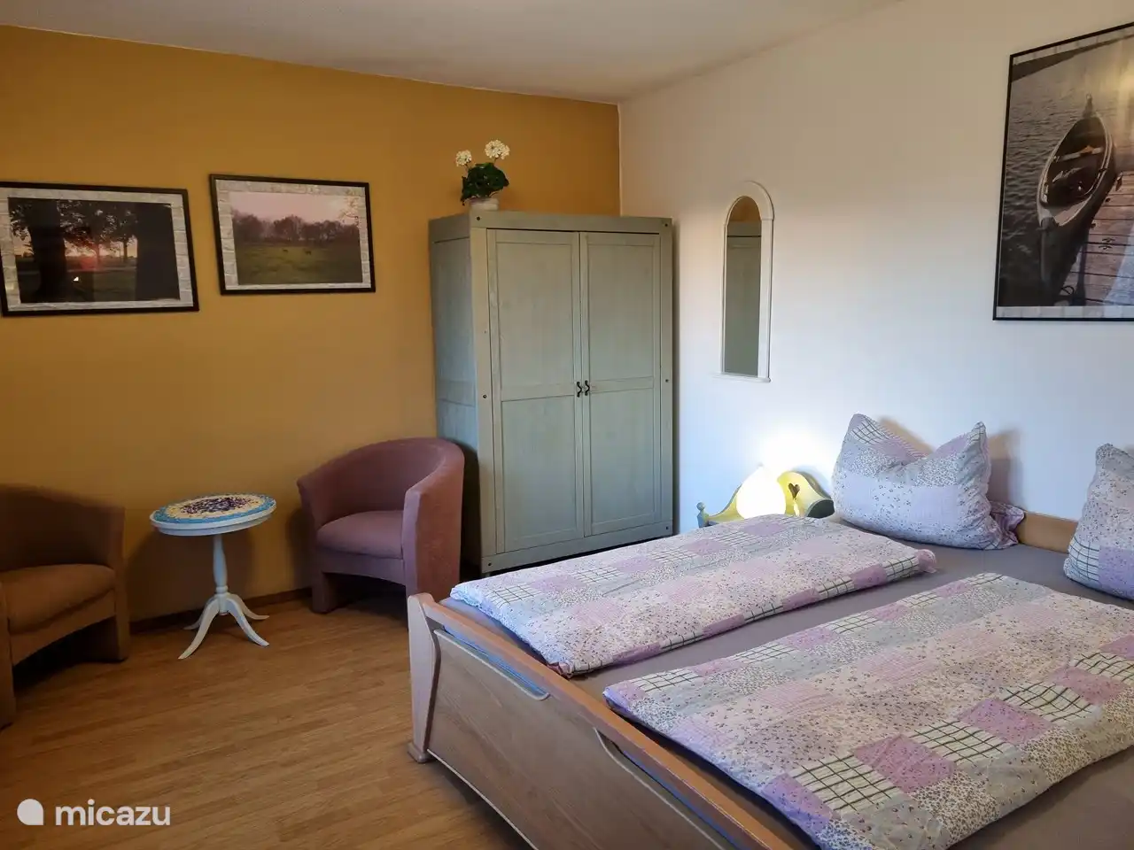 Dieses Schlafzimmer befindet sich im Erdgeschoss. Der Blick geht nach Westen mit den schönsten Sonnenuntergängen.