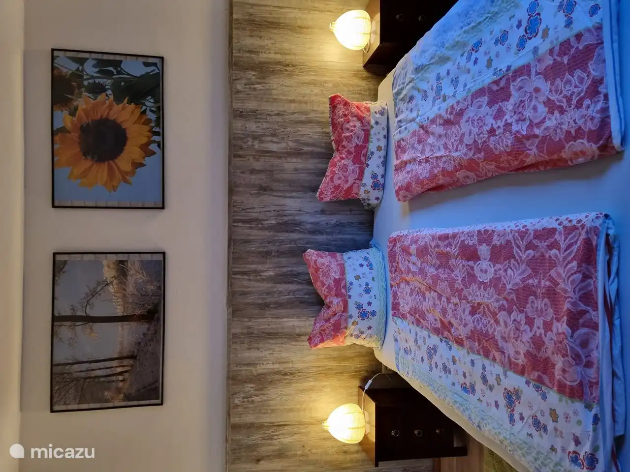 Das Schlafzimmer im Erdgeschoss mit Blick auf den Garten mit der großen Magnolie. Direkt neben einem Badezimmer gelegen. Das Bett ist 1,80 x 2,00 m groß