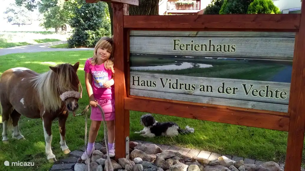 Unser Namensschild, dekoriert von unserem Feriengast und Olivier, unserem Miniaturpferd