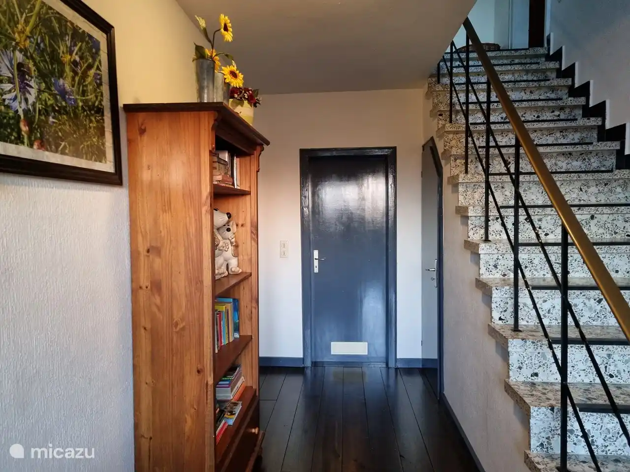 Den Flur hinunter. Mit zwei Schlafzimmern und einem Badezimmer.