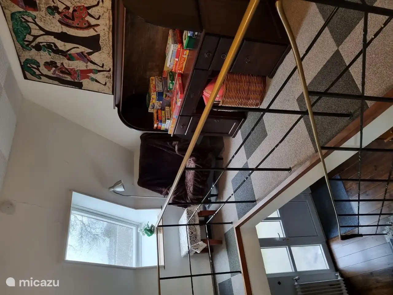 Der Flur mit Bücherregal und Spielschrank