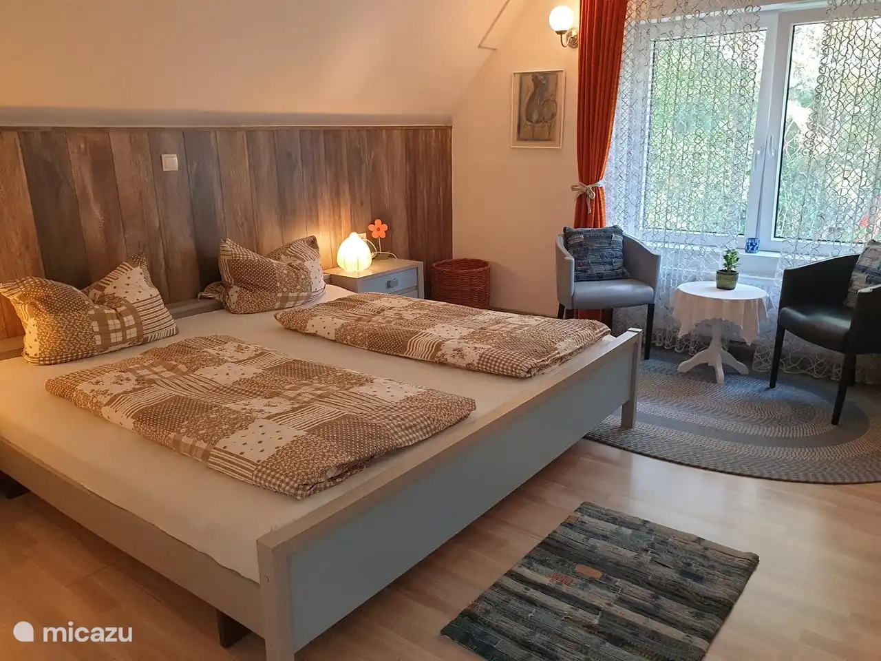 Das größte Schlafzimmer im Haus. Mit einem Doppelbett und einer gemütlichen Sitzgelegenheit. Dieses Zimmer ist nach Norden ausgerichtet und bietet einen Blick auf den bewaldeten Garten.