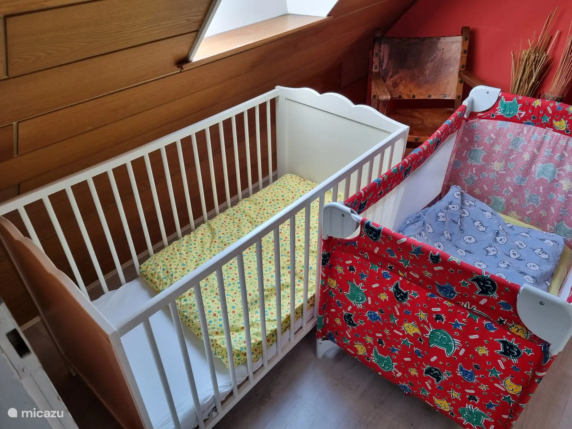 Es gibt zwei Kinderbetten im Haus