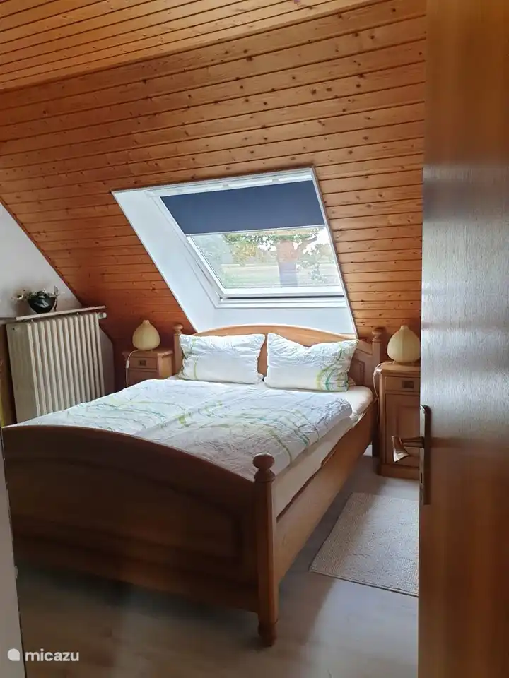 Das Zimmer oben. Ein Bett von 1,60 x 2,00 und auf der Südseite mit dem überdachten Balkon gelegen