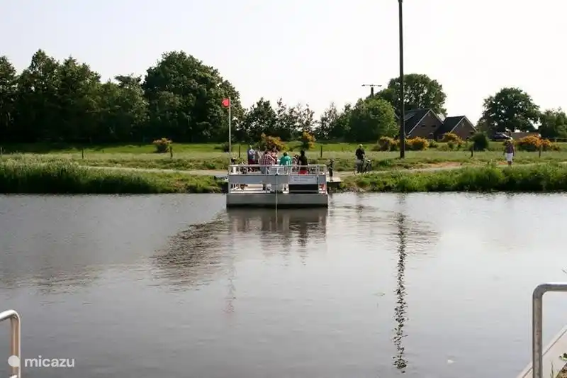 Die Fähre Fähr Harm direkt hinter dem Haus, wo Sie inklusive hrem Fahrrad mit eigener Muskelkraft auf die andere Seite der Vechte fahren können