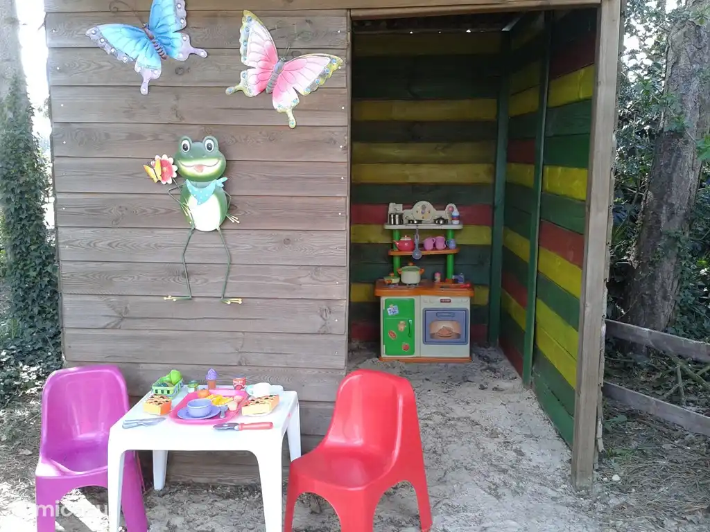 Das Spielhaus für die Kinder. Inkl. Küche, wo sie Pommes, Pizza oder andere leckere Speisen zubereiten können