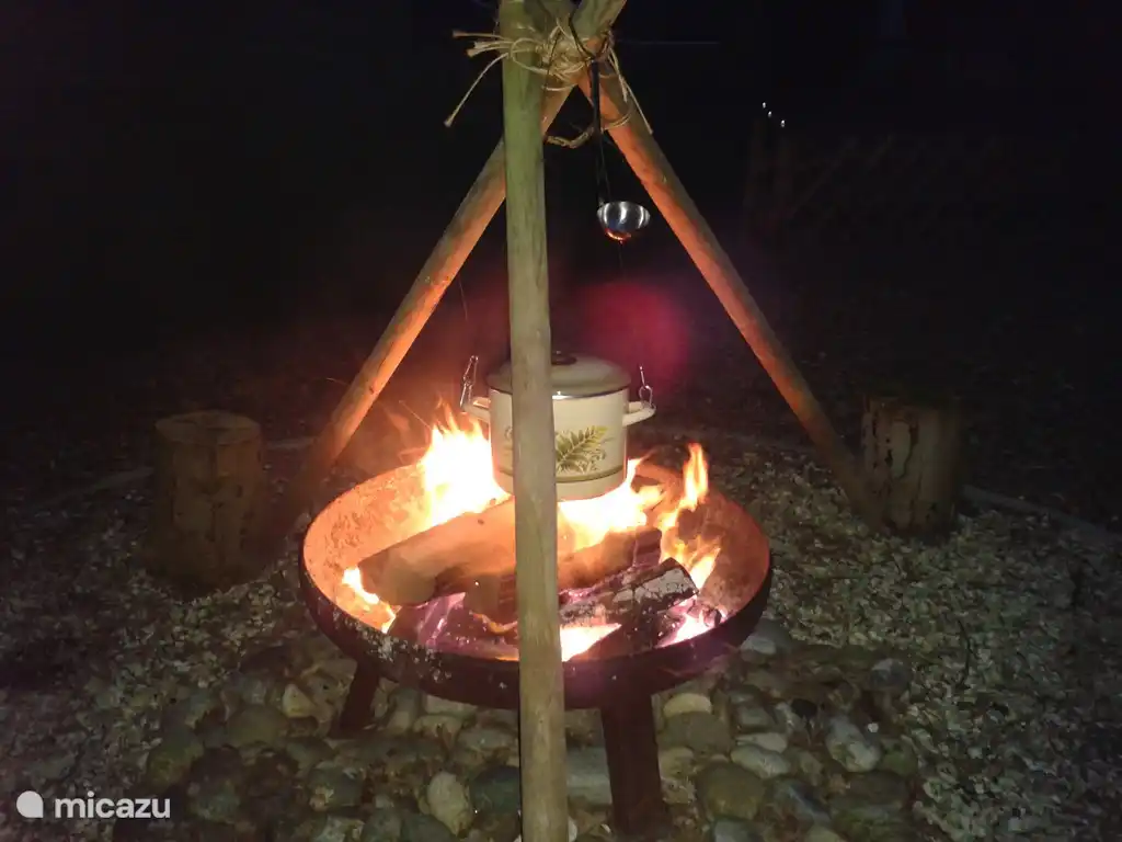 Glühwein zum Aufwärmen in der Feuerstelle