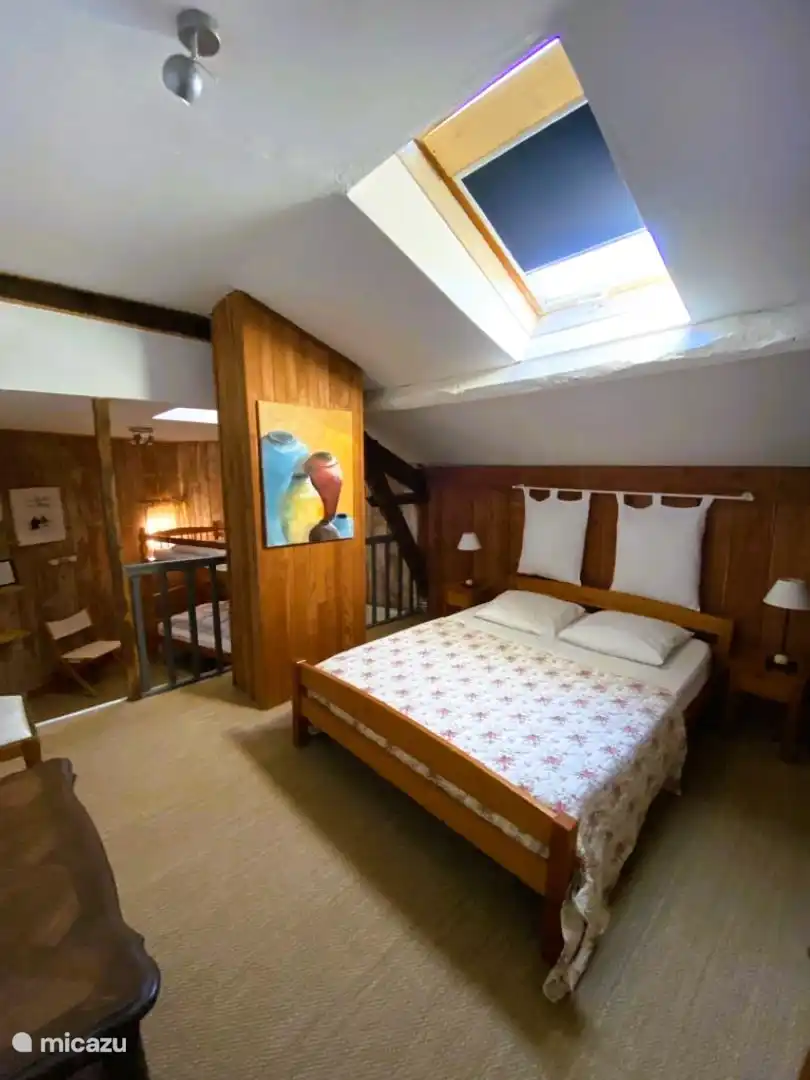 Schlafzimmer mit Etagenbetten im hinteren Bereich