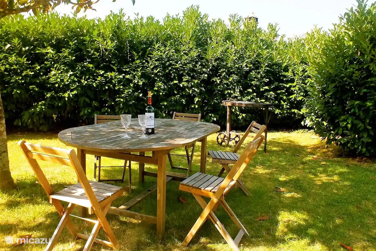 Garten mit Sitzgelegenheit