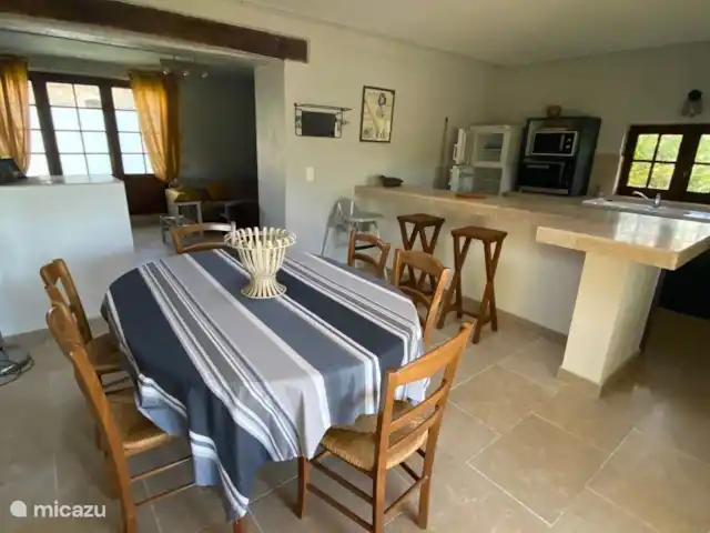 vakantiehuis huren in Frankrijk, Dordogne, Saint-Amand-de-Coly – Figuier De eetkamer met open keuken