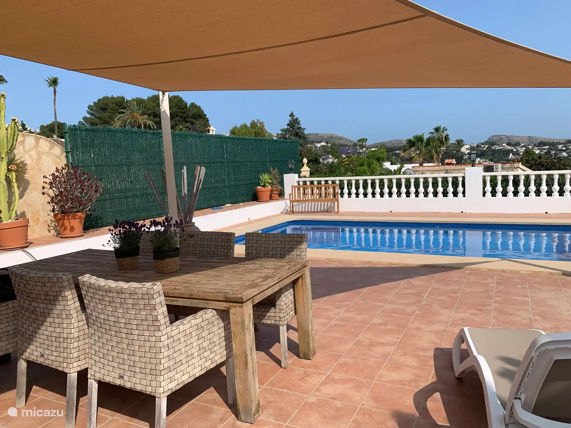 Vista a la piscina y al valle 