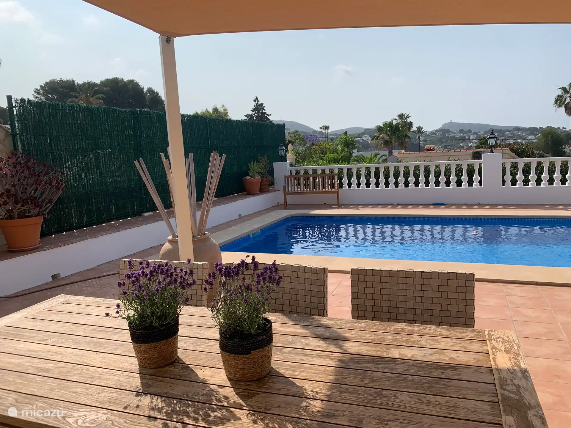 Gran vista de la mesa a la piscina 