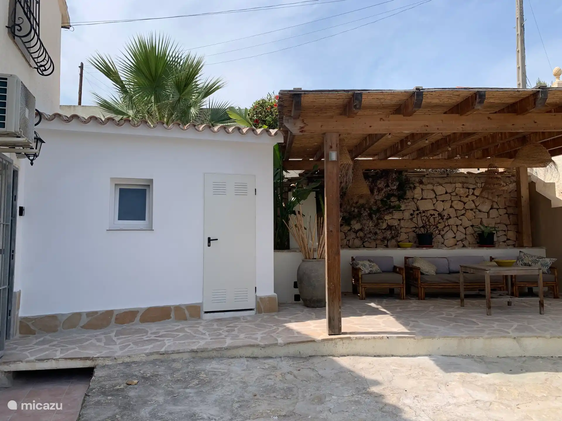 La acogedora sala de estar 
Bajo la gran pérgola