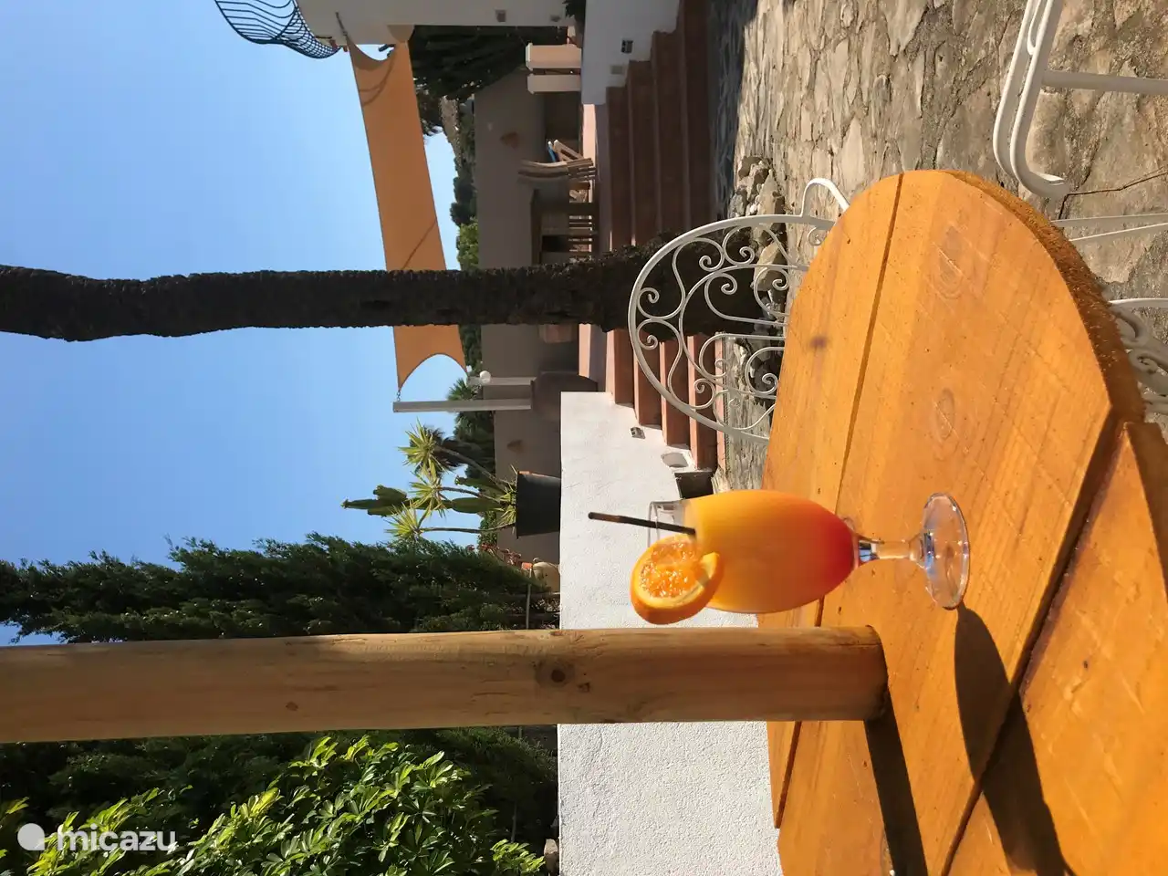 Tómate una deliciosa bebida en el jardín de rocas 