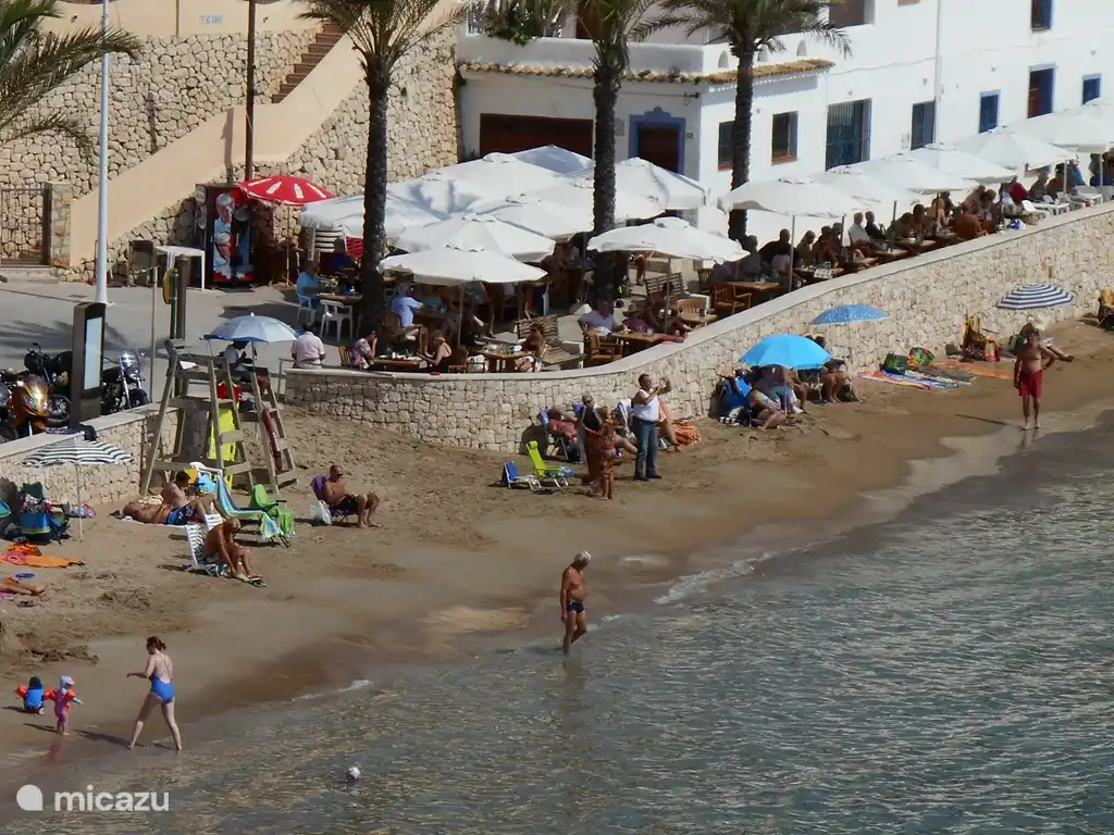 La playa de el Portet, tan romántica a 1,5 km andando del pueblo de Moraira.